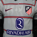 Camiseta Atlético de Madrid Tercera Equipación 26/27 Versión Jugador -Atlético de Madrid, Atleti, Rojiblanco, Cívitas Metropolitano, Tercera Equipación, Third Kit, Gris, Gray, Versión Jugador, Player Edition, Authentic, Hombre, Camiseta de Fútbol, Atleti 26/27, Tienda Hincha Futbolero, Fútbol Español, La Liga, camiseta oficial