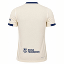 FC Barcelona, Barça, Cuarta Equipación, Camiseta Bege, Cruz Roja, Versión Jugador, Player Version, Barcelona 26/27, Tienda Hincha Futbolero, Fútbol, Moda Futbolera, Coleccionismo, Ropa Exclusiva, Camiseta Barcelona Especial