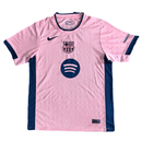 Camiseta oficial FC Barcelona edición especial temporada 2025 2026 color rosa para hombre de Tienda Hincha Futbolero, Camiseta Barcelona Edición Especial, Barcelona 2025/26, Camiseta Barcelona rosa, Jersey oficial Barça hombre, Ropa FC Barcelona exclusiva, Comprar camiseta Barcelona limitada, Calidad premium culé, Camp Nou moda, Barcelona 2026.