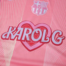 Camiseta oficial del FC Barcelona edición especial Karol G temporada 2025 2026 para hombre color rosa de Tienda Hincha Futbolero, Camiseta FC Barcelona Karol G, Camiseta Barcelona rosa, Edición especial Barcelona 2026, Ropa oficial FC Barcelona, Comprar camiseta Barça edición limitada, Calidad premium Barcelona, Barcelona x Karol G, Jersey Barcelona hombre, Moda fútbol urbana, Camiseta oficial culé.