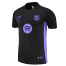 Barcelona 2026, Camiseta Barça Kobe Bryant, Camiseta entrenamiento Barcelona, Ropa oficial Barça, Camiseta negra y púrpura Barça, Jersey Barça 25/26 especial, Mamba Mentality fútbol, Bloke Core kit, Regalo fútbol hombre Barça, Comprar camiseta barata, Tienda Hincha Futbolero.
