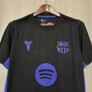 Barcelona 2026, Camiseta Barça Kobe Bryant, Camiseta entrenamiento Barcelona, Ropa oficial Barça, Camiseta negra y púrpura Barça, Jersey Barça 25/26 especial, Mamba Mentality fútbol, Bloke Core kit, Regalo fútbol hombre Barça, Comprar camiseta barata, Tienda Hincha Futbolero.