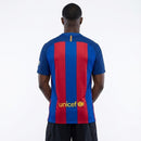 Camiseta oficial del FC Barcelona primera equipación temporada 2008 2009 retro Triplete para hombre de Tienda Hincha Futbolero, Camiseta Barcelona retro, Barça 08/09, Ropa Barcelona vintage, Comprar camiseta Barcelona Triplete, Culés, Blaugrana, Camisetas fútbol retro, Retro Barcelona 2009, Lionel Messi, Pep Guardiola, Colección Barça.
