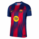 Barcelona 2026, Camiseta Barça 125 aniversario, Camiseta local Barcelona, Ropa oficial Barça, Jersey Barcelona 25/26, Camiseta azulgrana histórica, Regalo fútbol hombre Barça, Camiseta Spotify Camp Nou, Bloke Core kit, Comprar camiseta barata, Tienda Hincha Futbolero.