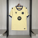 Camiseta oficial del FC Barcelona segunda equipación temporada 2025 2026 para hombre de Tienda Hincha Futbolero, Camiseta FC Barcelona hombre, Segunda equipación FC Barcelona 2025, Camiseta visitante Barcelona 2026, Ropa oficial FC Barcelona, Comprar jersey Barcelona hombre, Calidad premium FC Barcelona, Ropa de fútbol, Jersey oficial Barça LaLiga, FC Barcelona 2025/26 oficial.