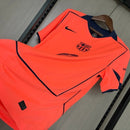 Barcelona 2026, Camiseta Barça naranja, Camiseta Barça T90, Ropa oficial Barça, Jersey Barcelona 25/26, Total 90 Barcelona, Regalo fútbol hombre Barça, Camiseta naranja fútbol, Bloke Core kit, Comprar camiseta barata, Tienda Hincha Futbolero.