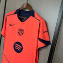 Barcelona 2026, Camiseta Barça naranja, Camiseta Barça T90, Ropa oficial Barça, Jersey Barcelona 25/26, Total 90 Barcelona, Regalo fútbol hombre Barça, Camiseta naranja fútbol, Bloke Core kit, Comprar camiseta barata, Tienda Hincha Futbolero.