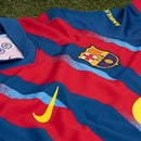 Camiseta del FC Barcelona 2025 2026 cuarta equipación edición especial para hombre jersey oficial de colección culé Tienda Hincha Futbolero, Camiseta Barcelona 2025, Jersey FC Barcelona cuarta equipación, Camiseta edición especial Barcelona 2026, Camiseta del Barça original hombre, Comprar cuarta equipación Barcelona, Calidad premium Barcelona, Camiseta fútbol Barça Senyera, Ropa urbana blockecore, Jersey de colección culé.