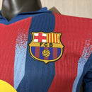 Camiseta FC Barcelona cuarta equipación El Clásico 2025 2026 versión jugador hombre ajuste atlético escudo termosellado detalles técnicos premium azulgrana y amarillo.