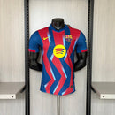 Camiseta FC Barcelona cuarta equipación El Clásico 2025 2026 versión jugador hombre ajuste atlético escudo termosellado detalles técnicos premium azulgrana y amarillo.