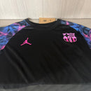 Camiseta hombre FC Barcelona x Jordan temporada 2026 2027 versión jugador edición especial negra detalles púrpura y azul calidad 1.1 oficial, Barcelona 2026, Camiseta Barça Jordan negra, Barcelona 2027 jugador, Camiseta Jordan fútbol, Barça edición especial, Calidad 1.1 Barcelona, Barça roxo y azul, Tienda Hincha Futbolero, Barça x Jordan Authentic Jersey.