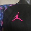 Camiseta hombre FC Barcelona x Jordan temporada 2026 2027 versión jugador edición especial negra detalles púrpura y azul calidad 1.1 oficial, Barcelona 2026, Camiseta Barça Jordan negra, Barcelona 2027 jugador, Camiseta Jordan fútbol, Barça edición especial, Calidad 1.1 Barcelona, Barça roxo y azul, Tienda Hincha Futbolero, Barça x Jordan Authentic Jersey.