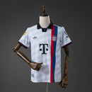 Camiseta oficial del Bayern de Múnich segunda equipación temporada 2026 2027, diseño polo color blanco para hombre de Tienda Hincha Futbolero, Camiseta Bayern Múnich 26/27, Bayern segunda equipación, Ropa Bayern Múnich oficial, Comprar camiseta blanca Bayern, Bundesliga, Allianz Arena, Camisetas fútbol 2027, Camiseta polo Bayern, Bayern München, Equipación oficial 2027.