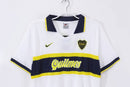 Camiseta oficial del Boca Juniors temporada 1996 1997 retro para hombre, diseño clásico Xeneize de Tienda Hincha Futbolero, Camiseta Boca Juniors retro, Boca 96/97, Ropa Boca Juniors vintage, Comprar camiseta Boca Juniors, Xeneizes, La Bombonera, Fútbol argentino años 90, Camisetas fútbol retro, Retro Boca Juniors 1997, Historia Boca Juniors, Colección Boca, Liga Argentina.