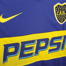 Camiseta Boca Juniors Primera Equipación 2003/04 Hombre Retro Oficial - Boca Juniors, CA Boca Juniors, Xeneizes, La Bombonera, Superliga Argentina, Copa Libertadores, Intercontinental, Argentine Football, Nike, Carlos Tevez, Guillermo Barros Schelotto, Rolando Schiavi, Carlos Bianchi, 2003, 2004, Retro, Vintage, Camiseta Clásica, Primera Equipación, Home Kit, Azul, Blue, Oro, Gold, Yellow, Hombre, Men, Camiseta de Hombre, Tienda Hincha Futbolero, Fútbol Argentino