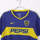 Camiseta Boca Juniors Primera Equipación 2003/04 Hombre Retro Oficial - Boca Juniors, CA Boca Juniors, Xeneizes, La Bombonera, Superliga Argentina, Copa Libertadores, Intercontinental, Argentine Football, Nike, Carlos Tevez, Guillermo Barros Schelotto, Rolando Schiavi, Carlos Bianchi, 2003, 2004, Retro, Vintage, Camiseta Clásica, Primera Equipación, Home Kit, Azul, Blue, Oro, Gold, Yellow, Hombre, Men, Camiseta de Hombre, Tienda Hincha Futbolero, Fútbol Argentino