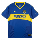 Camiseta Boca Juniors Primera Equipación 2003/04 Hombre Retro Oficial - Boca Juniors, CA Boca Juniors, Xeneizes, La Bombonera, Superliga Argentina, Copa Libertadores, Intercontinental, Argentine Football, Nike, Carlos Tevez, Guillermo Barros Schelotto, Rolando Schiavi, Carlos Bianchi, 2003, 2004, Retro, Vintage, Camiseta Clásica, Primera Equipación, Home Kit, Azul, Blue, Oro, Gold, Yellow, Hombre, Men, Camiseta de Hombre, Tienda Hincha Futbolero, Fútbol Argentino