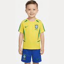 Conjunto infantil retro selección Brasil 2002 primera equipación amarilla y azul calidad 1.1 premium época Ronaldo Ronaldinho pentacampeón oficial, Brasil infantil retro, Conjunto niño Brasil 2002 amarillo, Ropa selección Brasil niños retro, Equipación Brasil junior 2002, Calidad 1.1 infantil, Tienda Hincha Futbolero, Regalo niño Brasil fútbol, Camiseta amarilla Brasil niño retro, Brazil Kids Retro 2002 Kit.