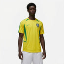 Camiseta oficial de la selección de Brasil primera equipación temporada 2002 2003 retro para hombre de Tienda Hincha Futbolero, Camiseta Brasil retro, Brasil 2002/03, Ropa Brasil vintage, Comprar camiseta Brasil Penta, Canarinha, CBF, Camisetas fútbol retro, Retro Brasil 2002 primera, Colección selección brasileña, Fútbol años 2000.