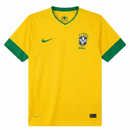 Camiseta Brasil Primera Equipación 2012/2013 Hombre Retro Oficial - Brasil, Brazil, Selecao, Canarinha, CBF, Sudamérica, Futbol Brasileño, Nike, Neymar, Neymar Jr, Ronaldinho, Kaka, Thiago Silva, Dani Alves, 2012, 2013, Retro, Vintage, Camiseta Clásica, Primera Equipación, Home Kit, Amarilla, Yellow, Verde, Hombre, Men, Camiseta de Hombre, Tienda Hincha Futbolero