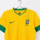 Camiseta Brasil Primera Equipación 2012/2013 Hombre Retro Oficial - Brasil, Brazil, Selecao, Canarinha, CBF, Sudamérica, Futbol Brasileño, Nike, Neymar, Neymar Jr, Ronaldinho, Kaka, Thiago Silva, Dani Alves, 2012, 2013, Retro, Vintage, Camiseta Clásica, Primera Equipación, Home Kit, Amarilla, Yellow, Verde, Hombre, Men, Camiseta de Hombre, Tienda Hincha Futbolero