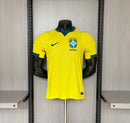 Camiseta Brasil primera equipación 2026 2027 hombre amarilla versión jugador auténtica calidad 1.1 oficial Tienda Hincha Futbolero Brasil Player Jersey, Camiseta Brasil 2026, Brasil Player Version, Camiseta auténtica Brasil, Equipación Brasil jugador, Comprar jersey Brasil 2026, Calidad 1.1 premium, CBF oficial, Jersey mundial 2026 auténtico, Ropa de fútbol Brasil Slim Fit.
