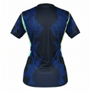 Camiseta Brasil segunda equipación 2026 2027 mujer azul visitante versión hincha entallada calidad 1.1 oficial Tienda Hincha Futbolero Brasil Women's Away Jersey, Camiseta Brasil Mujer 2026, Brasil Women's Jersey, Camiseta azul Brasil femenina, Equipación Brasil mujer, Comprar jersey Brasil 2026 mujer, Calidad 1.1 premium, CBF femenina, Jersey mundial 2026 mujer, Ropa de fútbol femenina Brasil.