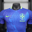 Camiseta hombre Selección Brasil temporada 2025 2026 segunda equipación azul versión jugador auténtica con gráficos exclusivos calidad 1.1 oficial, Brasil 2025, Camiseta Brasil azul, Brasil Away Authentic 25/26, Camiseta visitante Brasil, Camiseta barata Brasil, Calidad 1.1 Brasil, Copa del Mundo 2026, Tienda Hincha Futbolero, Joga Bonito, Bloke Core Azul.