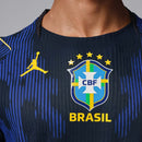 Camiseta Brasil segunda equipación 2026 2027 hombre azul versión jugador auténtica calidad 1.1 oficial Tienda Hincha Futbolero Brasil Player Away Jersey, Camiseta Brasil 2026, Brasil Player Version, Camiseta auténtica azul Brasil, Equipación Brasil jugador, Comprar jersey Brasil 2026 azul, Calidad 1.1 premium, CBF oficial, Jersey mundial 2026 auténtico, Ropa de fútbol Brasil Slim Fit.