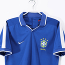 Camiseta Brasil Segunda Equipación 1997/98 Hombre Retro Oficial Azul - Brasil, Brazil, Selecao, Canarinha, CBF, Pentacampeones, Nike, Ronaldo Nazario, Rivaldo, Roberto Carlos, 1997, 1998, Retro, Vintage, Camiseta Clásica, Segunda Equipación, Away Kit, Azul, Blue, Hombre, Men, Camiseta de Hombre, Tienda Hincha Futbolero, Fútbol Sudamericano