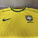 Camiseta de Brasil 1998 primera equipación retro versión jugador amarilla verdeamarela jersey auténtico Tienda Hincha Futbolero selección de Brasil Ronaldo Francia 98, Camiseta Brasil 1998 retro, Jersey Brasil del 98 original, Camiseta Brasil versión jugador clásica, Camiseta Brasil Ronaldo 98, Comprar equipación vintage Brasil, Calidad retro premium 1.1, Camiseta fútbol Brasil amarilla, Ropa urbana blockecore, Jersey de colección Canarinha.