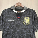 Camiseta hombre selección Ecuador edición especial 100 años aniversario 2026 2027 polo negra detalles dorados calidad 1.1 premium Tienda Hincha Futbolero. Ecuador 100 años, Camiseta Ecuador aniversario, FEF Centenario, Ropa Ecuador fútbol negra, Camiseta Ecuador polo, Calidad 1.1 Ecuador, Selección Ecuador 2026, Tienda Hincha Futbolero, Ecuador Anniversary Jersey black gold.