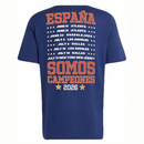 Selección Española, España, La Roja, RFEF, Campeones del Mundo, Casual, Lifestyle, Streetwear, Camiseta Azul Marino, Navy Blue, España 2026, Tienda Hincha Futbolero, Fútbol Internacional, Ropa Urbana, Coleccionismo