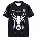 Camiseta FC Barcelona x Spider Man 26/27 Hombre Negra -FC Barcelona, Barcelona, Barca, Spider-Man, Marvel, Special Edition, Edicion Limitada, Colaboracion Especial, Camp Nou, Culés, Blaugrana, La Liga, Champions League, Negra, Black, Roja, Red, Hombre, Men, Camiseta de Hombre, 2026, 2027, Tienda Hincha Futbolero, Futbol Mundial