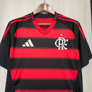 Camiseta hombre Flamengo temporada 2025 2026 primera equipación roja y negra bandas horizontales escudo bordado calidad 1.1 oficial, Flamengo 2025, Camiseta Flamengo roja negra, Manto Sagrado 2026, Camiseta local Flamengo, Camiseta barata Flamengo, Calidad 1.1 Flamengo, Fútbol Brasileño 2026, Tienda Hincha Futbolero, Mengão, Bloke Core Brasil.
