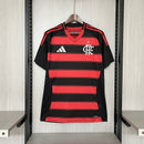 Camiseta hombre Flamengo temporada 2025 2026 primera equipación roja y negra bandas horizontales escudo bordado calidad 1.1 oficial, Flamengo 2025, Camiseta Flamengo roja negra, Manto Sagrado 2026, Camiseta local Flamengo, Camiseta barata Flamengo, Calidad 1.1 Flamengo, Fútbol Brasileño 2026, Tienda Hincha Futbolero, Mengão, Bloke Core Brasil.