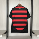 Camiseta hombre Flamengo temporada 2025 2026 primera equipación roja y negra bandas horizontales escudo bordado calidad 1.1 oficial, Flamengo 2025, Camiseta Flamengo roja negra, Manto Sagrado 2026, Camiseta local Flamengo, Camiseta barata Flamengo, Calidad 1.1 Flamengo, Fútbol Brasileño 2026, Tienda Hincha Futbolero, Mengão, Bloke Core Brasil.