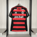 Camiseta hombre Flamengo temporada 2025 2026 primera equipación roja y negra bandas horizontales escudo bordado calidad 1.1 oficial con patrocinio, Flamengo 2025, Camiseta Flamengo roja negra, Manto Sagrado 2026, Camiseta local Flamengo, Camiseta barata Flamengo, Calidad 1.1 Flamengo, Fútbol Brasileño 2026, Tienda Hincha Futbolero, Mengão, Bloke Core Brasil.