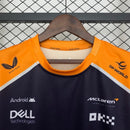 Camiseta hombre McLaren F1 Team temporada 2025 color negra y naranja papaya logotipos patrocinadores calidad 1.1 premium Tienda Hincha Futbolero. McLaren 2025, Camiseta McLaren F1, Ropa Fórmula 1, Lando Norris 2025, Camiseta Piastri, Calidad 1.1 F1, Papaya Orange, Tienda Hincha Futbolero, McLaren Black Tee 2025.