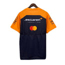 Camiseta hombre McLaren F1 Team temporada 2025 color negra y naranja papaya logotipos patrocinadores calidad 1.1 premium Tienda Hincha Futbolero. McLaren 2025, Camiseta McLaren F1, Ropa Fórmula 1, Lando Norris 2025, Camiseta Piastri, Calidad 1.1 F1, Papaya Orange, Tienda Hincha Futbolero, McLaren Black Tee 2025.