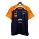 Camiseta hombre McLaren F1 Team temporada 2025 color negra y naranja papaya logotipos patrocinadores calidad 1.1 premium Tienda Hincha Futbolero. McLaren 2025, Camiseta McLaren F1, Ropa Fórmula 1, Lando Norris 2025, Camiseta Piastri, Calidad 1.1 F1, Papaya Orange, Tienda Hincha Futbolero, McLaren Black Tee 2025.