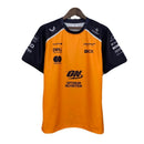 Camiseta hombre McLaren F1 Team temporada 2025 color naranja papaya logotipos patrocinadores oficiales calidad 1.1 premium. McLaren 2025, Camiseta McLaren naranja, Ropa Fórmula 1, Lando Norris 2025, Camiseta Piastri, Calidad 1.1 F1, Papaya Orange, Tienda Hincha Futbolero, McLaren Orange Tee 2025.