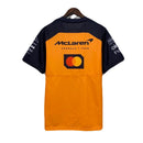 Camiseta hombre McLaren F1 Team temporada 2025 color naranja papaya logotipos patrocinadores oficiales calidad 1.1 premium. McLaren 2025, Camiseta McLaren naranja, Ropa Fórmula 1, Lando Norris 2025, Camiseta Piastri, Calidad 1.1 F1, Papaya Orange, Tienda Hincha Futbolero, McLaren Orange Tee 2025.