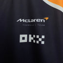 Camiseta hombre McLaren F1 Team temporada 2025 color negra y naranja papaya logotipos patrocinadores calidad 1.1 premium Tienda Hincha Futbolero. McLaren 2025, Camiseta McLaren F1, Ropa Fórmula 1, Lando Norris 2025, Camiseta Piastri, Calidad 1.1 F1, Papaya Orange, Tienda Hincha Futbolero, McLaren Black Tee 2025.