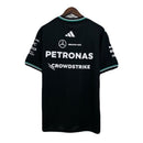 Camiseta hombre Mercedes-AMG F1 Team temporada 2025 edición Adidas negra logotipos patrocinadores calidad 1.1 premium Tienda Hincha Futbolero. Mercedes F1 2025, Camiseta Mercedes Adidas, Ropa Fórmula 1, Mercedes AMG Petronas, Camiseta George Russell, Calidad 1.1 F1, Racing Wear 2025, Tienda Hincha Futbolero, Mercedes Black Tee 2025.