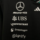 Camiseta hombre Mercedes-AMG F1 Team temporada 2025 edición Adidas negra logotipos patrocinadores calidad 1.1 premium Tienda Hincha Futbolero. Mercedes F1 2025, Camiseta Mercedes Adidas, Ropa Fórmula 1, Mercedes AMG Petronas, Camiseta George Russell, Calidad 1.1 F1, Racing Wear 2025, Tienda Hincha Futbolero, Mercedes Black Tee 2025.
