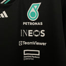 Camiseta hombre Mercedes-AMG F1 Team temporada 2025 edición Adidas negra logotipos patrocinadores calidad 1.1 premium Tienda Hincha Futbolero. Mercedes F1 2025, Camiseta Mercedes Adidas, Ropa Fórmula 1, Mercedes AMG Petronas, Camiseta George Russell, Calidad 1.1 F1, Racing Wear 2025, Tienda Hincha Futbolero, Mercedes Black Tee 2025.
