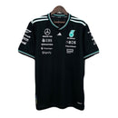 Camiseta hombre Mercedes-AMG F1 Team temporada 2025 edición Adidas negra logotipos patrocinadores calidad 1.1 premium Tienda Hincha Futbolero. Mercedes F1 2025, Camiseta Mercedes Adidas, Ropa Fórmula 1, Mercedes AMG Petronas, Camiseta George Russell, Calidad 1.1 F1, Racing Wear 2025, Tienda Hincha Futbolero, Mercedes Black Tee 2025.
