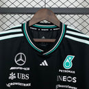Camiseta hombre Mercedes-AMG F1 Team temporada 2025 edición Adidas negra logotipos patrocinadores calidad 1.1 premium Tienda Hincha Futbolero. Mercedes F1 2025, Camiseta Mercedes Adidas, Ropa Fórmula 1, Mercedes AMG Petronas, Camiseta George Russell, Calidad 1.1 F1, Racing Wear 2025, Tienda Hincha Futbolero, Mercedes Black Tee 2025.