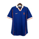 Camiseta de Holanda 1998 segunda equipación retro azul marino de hombre con cuello polo y escudo naranja jersey vintage de los Países Bajos Tienda Hincha Futbolero Francia 98, Camiseta Holanda 1998 retro, Jersey Países Bajos azul antiguo, Camiseta Holanda clásica hombre, Camiseta histórica Holanda 1999, Comprar equipación vintage Holanda, Calidad retro premium 1.1, Camiseta fútbol azul marino Holanda, Ropa urbana blockecore, Jersey de colección Bergkamp Francia 98.